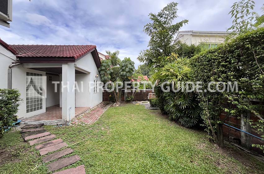 House with Shared Pool in Srinakarin 